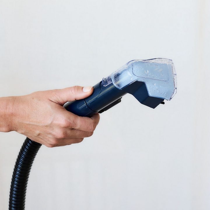 Richt en spray de vlek in